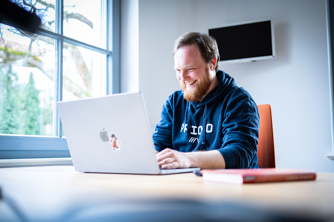 Erfahrener DevBoost Software Engineer im Remote Sparring mit einem Tech Lead, konzentriert am Laptop im Product Boost Programm.